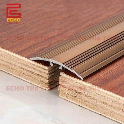 広葉樹からタイルディバイダーへの同じ高さの床移行ストリップ